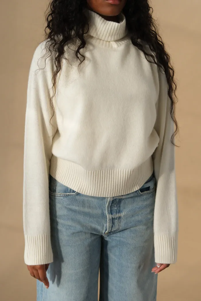 UNISEX ESSENTIAL WOOL TURTLENECK SWEATER